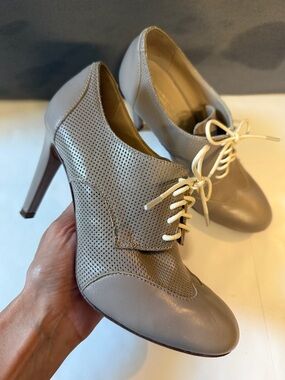 Pierre Darre Taupe Lace-Up Perforated Heeled Leather Oxfords size 38 / US 7